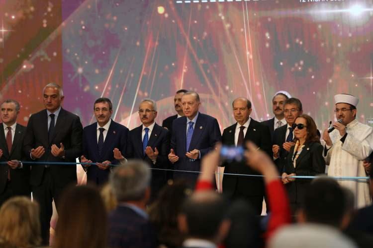 <p>Sani ile görüşmesinden sonra Gürcistan Başbakanı İrakli Kobakhidze'yi kabul eden Erdoğan, Türkiye ve Gürcistan'ın önümüzdeki süreçte dostluk ve işbirliğini her alanda daha da ileriye taşıyacağına inandığını, Türkiye'nin "Bakü-Tiflis-Kars Demir Yolu Hattı'nın" tam kapasiteyle faaliyete geçmesini de istediğini ifade etti.</p>
