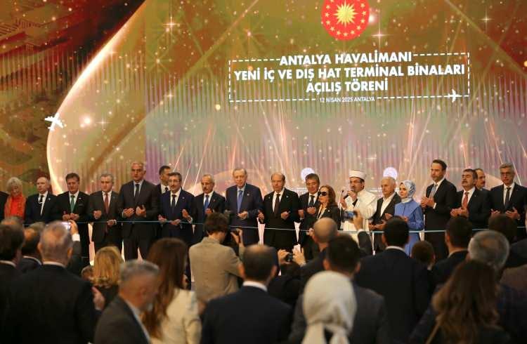 <p>Cumhurbaşkanı Erdoğan, Türkiye'nin Gürcistan'ın toprak bütünlüğü ve egemenliğine destek vermeye devam edeceğini de belirtti.</p>
