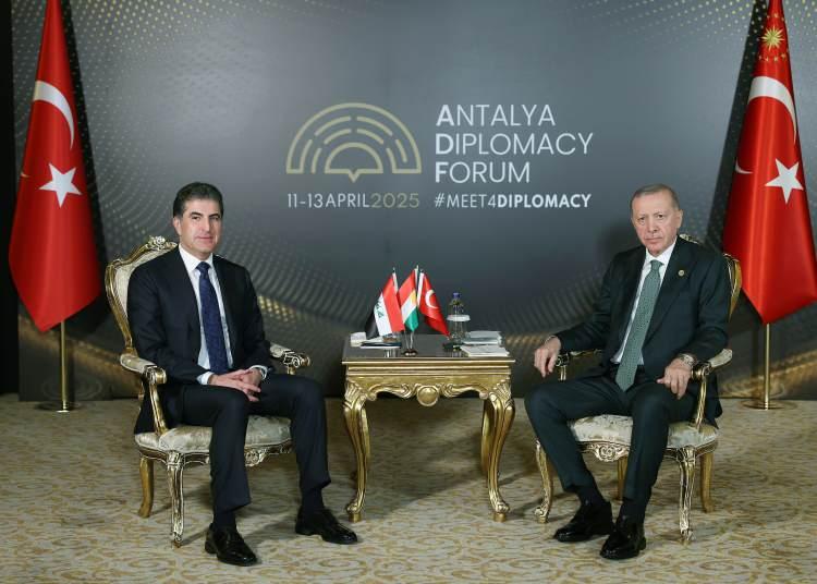 <p>Orban'la görüşmesinden sonra Irak Kürt Bölgesel Yönetimi Başkanı Neçirvan Barzani'yi kabul eden Erdoğan, terör örgütleriyle mücadelede Türkiye ile bölgesel yönetimin dayanışmasının önemli olduğunu, Türkiye'nin Kalkınma Yolu Projesi'nden Irak Kürt Bölgesel Yönetimi'nin de azami ölçüde faydalanmasını istediğini bildirdi.</p>
