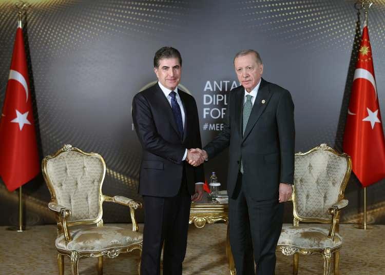 <p>Erdoğan, Kuzey Irak'ta hükümet kurma sürecinin bir an önce tamamlanmasının, bölgenin istikrarı için önem arz ettiğini, Kerkük'teki durumun da Türkiye tarafından yakından izlendiğini aktardı.</p>

