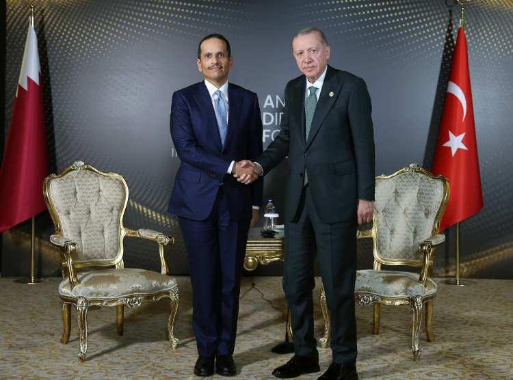 <p>Katar'ın bölgesel gerilimlerde oynadığı arabuluculuk rolünün değerli olduğunu, Gazze'de ateşkesin yeniden tesisi için gayretlerin devam ettiğini belirten Erdoğan, Türkiye'nin Katar ile ilişkilerini kardeşlik hukuku içerisinde her alanda geliştirdiğini ifade etti.</p>

