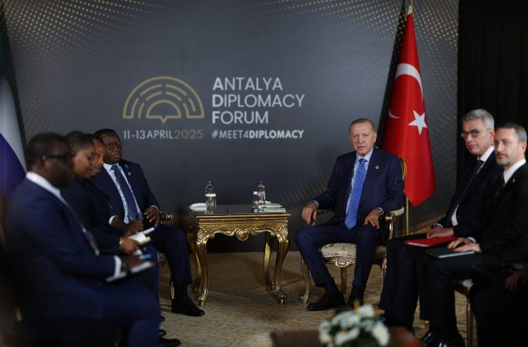 <p>Erdoğan, Somali'nin birlik, beraberlik ve dayanışma içerisinde ulusal uzlaşısını sağlamasını önemsediğini, Türkiye'nin desteğini sürdüreceğini dile getirdi.</p>
