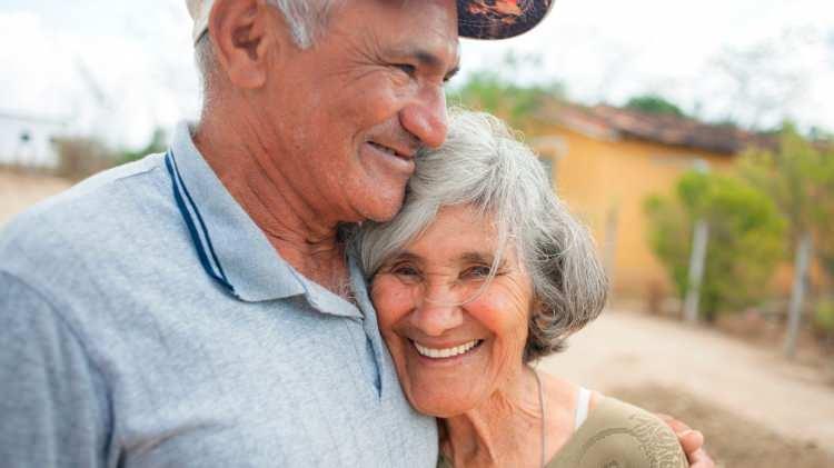 <p>İsteğe bağlı sigorta ödeyenlerin emekli olması için için <strong>en az 5400 günlük</strong> pirimi <strong>(15 yıl)</strong> doldurması gerekiyor.</p>
<p>Ev hanımlarının emekli olabilmesi için<strong> 9 bin gün prim ödemesi ve 58 yaşı doldurma şartı </strong>aranıyor.</p>