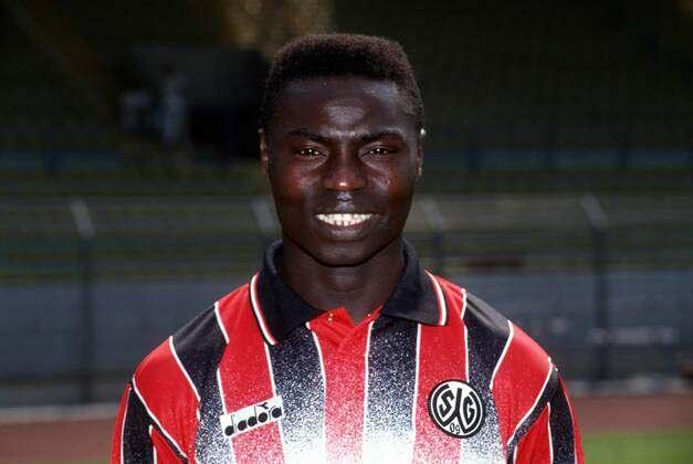 <p>Almanya'da futbola başlayan baba Souleyman Sane, kökenleri olan Senegal'i tercih etti ve Afrika ülkesinden milli formayı terletti.</p>
