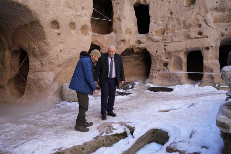 <p>Bölgenin jeopolitik konumuna dikkat çeken Prof. Dr. Topal, <strong><em>"Orta Anadolu, Güney'i Akdeniz'e bağlayan Toros Sıra Dağları üzerinde yer alıyor ve bu dağlar sadece nadir geçitlere izin veriyor. Gülek Boğazı'ndan kuzeye bakıldığında Orta Anadolu'ya, güneyden bakıldığında ise Akdeniz'e ve Suriye'ye uzanan bir geçiş güzergahı üzerinde bulunuyoruz"</em></strong> dedi.</p>