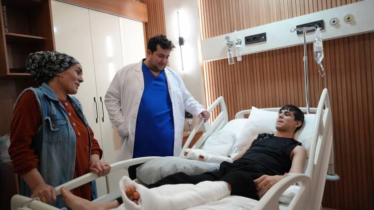 <p>Parmakların ciddi şekilde ezildiğini belirten Op. Dr. Numan Atılgan, ayak parmağını eline başparmak olarak naklettiklerini söyleyerek, <strong>"Hastamız 16 yaşında kaza sonrası ilk 3 parmağı MP eklemden ampute şekilde geldi. Parmakları replantasyona uygun değildi. Parmakları ezilmişti. İlk önce ilk tedavisini gerçekleştirdik. Ancak yüzde 80 fonksiyon kaybı vardı. Tedavi seçeneklerini sunduk ve hasta ile ailesinin onayıyla ayak parmağından nakil kararı aldık. Ayağındaki 2. parmağı, elin başparmağına tendon, damar ve sinir onarımı yaparak naklettik. Bu ileri mikro cerrahi gerektiren bir ameliyattı. Bu ameliyatları bölgemizde başarıyla gerçekleştiriyoruz." </strong>dedi.</p>
