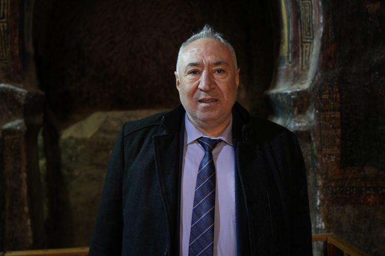 <p>Bu stratejik konumun tarih boyunca bölgeyi önemli kıldığını belirten Topal, Hristiyanlığın erken dönemlerinde Kapadokya bölgesinde etkili olan figürlerin Andaval, Tyana, Gölcük ve Aksaray gibi yerlerde faaliyet gösterdiğini hatırlattı.</p>
<p>Bu yerleşimlerin Hristiyanlığın yayılmasında önemli rol oynadığını kaydeden Topal, Gümüşler Manastırı'nın da bu tarihi süreçte özel bir yere sahip olduğunu ifade etti.</p>