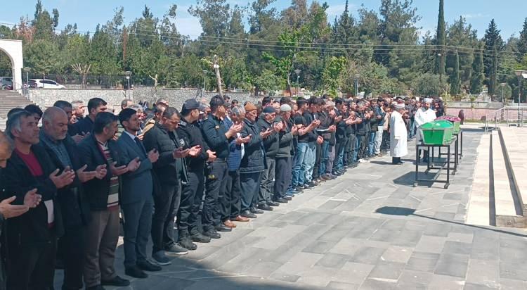 <p>Namaza, İslahiye Kaymakamı Mehmet Soylu, İlçe Emniyet Müdürü Mehmet Taşkır ve çok sayıda kişi katıldı.</p>