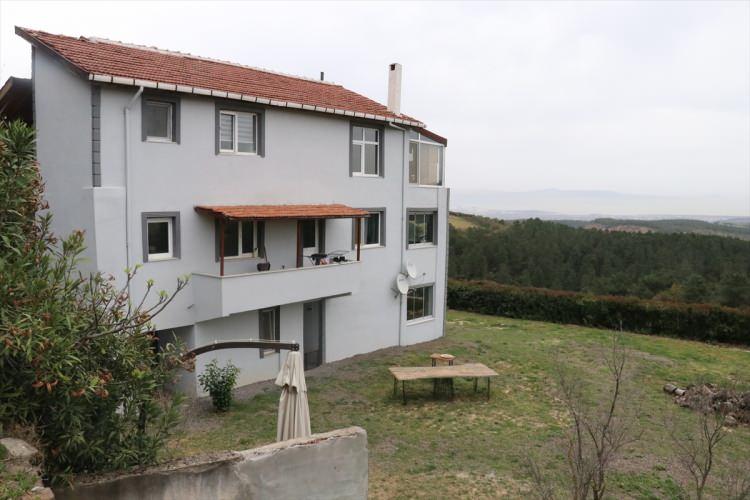 <p>Yalova'da İstanbul-İzmir Otoyolu'nun yakınında bulunan ormanlık alanda yer alan ve kısa sürede sosyal medyada ünlenen dağın zirvesindeki ev, yeni sahibini bekliyor.</p>