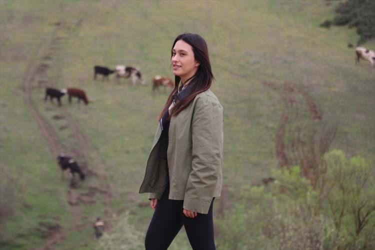 <p>Köye yakın bir bölgede ormanlık alanın zirvesinde bulunan 125 metrekare alana sahip dokuz odalı ev, konumuyla ilgi görüyor.</p>

<p>Çocukluğunun en güzel günlerini yaşadığı evi ve araziyi gezdiren 26 yaşındaki Yağmur Şirin, 1998 yılında öğretim üyesi babası ve bankacı annesinin emeklilik dönemini geçirmek üzere evi yaptırdığını söyledi.</p>

<p>Anne ve babasının yanında doğa ile iç içe bir arazide büyüdüğünü ve çok güzel günler geçirdiği evini çok sevdiğini anlatan Şirin, Bahçeşehir Üniversitesi Mimarlık ve Tasarım Fakültesinden mezun olduktan sonra İtalya'nın Milano kentine yüksek lisans için gittiğini söyledi.</p>

<p>Yüksek lisans sonrası İtalya'da mimarlık firmasında yüksek mimar olarak çalışmaya başladığını belirten Şirin, <strong><em>"Tatil için evime geldiğimde İtalyan bir iş arkadaşım beni ziyaret etti. Dedi ki 'Yağmur tüm Türkiye senin evini konuşuyor' ve sosyal medya linkini attı. İnsanlar teveccüh etmiş. Babamdan öğrendiğim misafirperverlik çok önemli. O yüzden herkese kapımız açık, herkesi beklerim."</em></strong> diye konuştu.</p>
