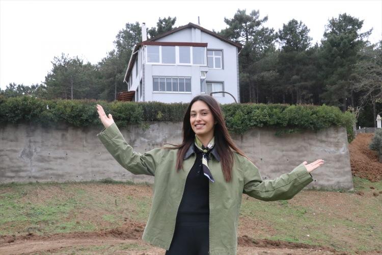 <p><span style="color:#B22222"><strong>"BİR GÜN KALINCA BİR AY TATİL YAPMIŞ GİBİ HİSSEDİYORUM"</strong></span></p>
