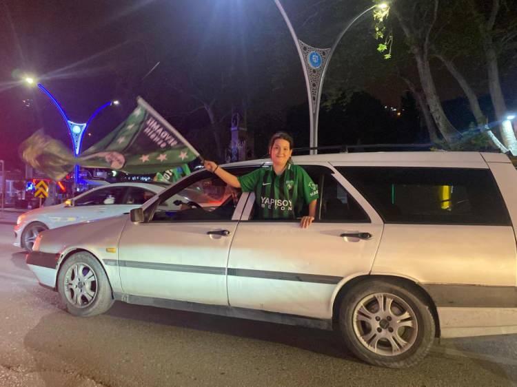 <p>Deplasmanda oynayacağı Esenler Erokspor karşılaşması için İstanbul’da otelde kampta olan Kocaelispor’un şampiyon kadrosu, taraftarın mutluluğuna canlı bağlantıyla ortak olabildi.</p>