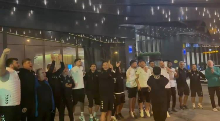 <p>Futbolcuların otelin dışına çıkmasıyla hep birlikte dakikalarca Süper Lig kutlaması yaptı.</p>
