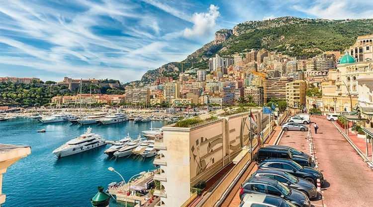 <p><span style="color:#B22222"><strong>MONAKO | MONTE CARLO</strong></span></p>
<p>Avrupa'nın en küçük ülkelerinden biri olan Monako da bulunan Monte Carlo bölgesi de yürüyüşe oldukça uygun yerlerden biri. Ortalama 38 dakikada gezilebilen şehir, lüks mağazalar, yat limanı, Prens'in Klasik Otomobil Koleksiyonu gibi turistik alanlarıyla bir rota oluşturulmasını sağlıyor.</p>