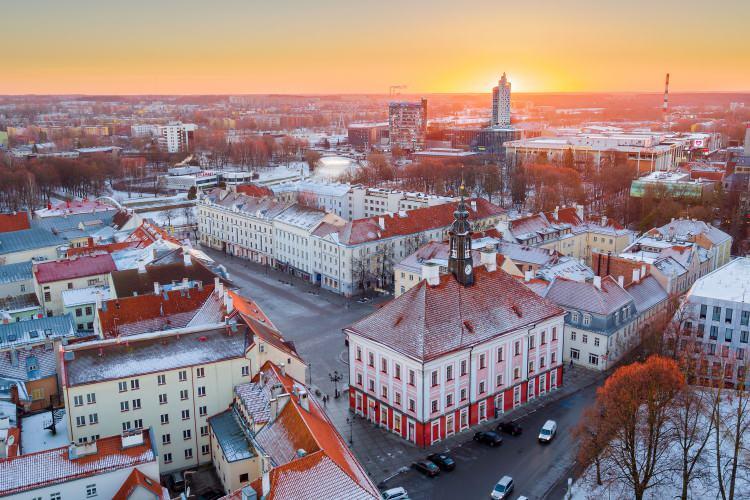 <p><span style="color:#B22222"><strong>ESTONYA | TARTU</strong></span></p>
<p>Estonya'nın büyük şehirlerinden biri olan Tartu'nun listeye girme nedenlerinden biri nehir kenarındaki yürüyüş yolları, ayrıca temiz havasıyla dikkat çekiyor. Botanik bahçeleri, yeşil parkları huzurlu bir ortam oluşturuyor.</p>