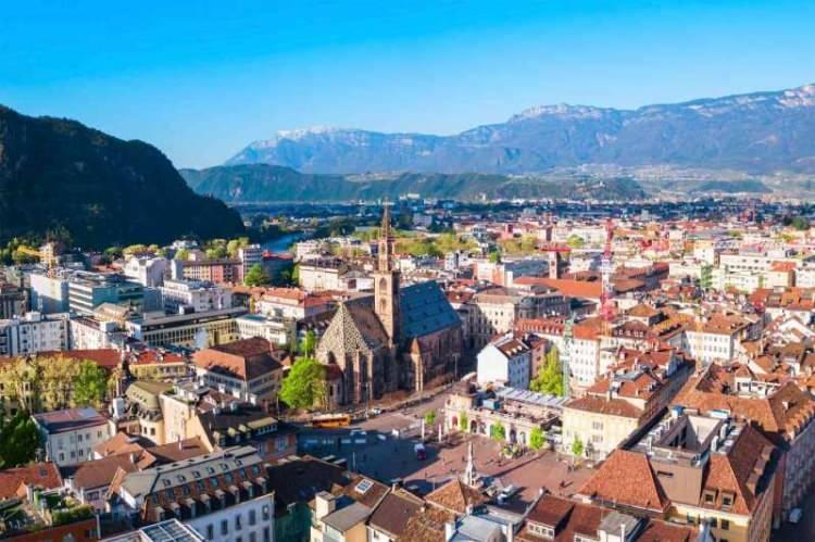 <p><span style="color:#B22222"><strong>İTALYA | BOLZANO</strong></span></p>
<p>Alpler'in eteklerinde bulunan Bolzano, sporcuların da uğrak bölgesi. Kaya ve doğa yürüyüşü için oldukça ideal bir yer. Ayrıca Avrupa'nın en güvenli yerlerinden biri olarak biliniyor.</p>