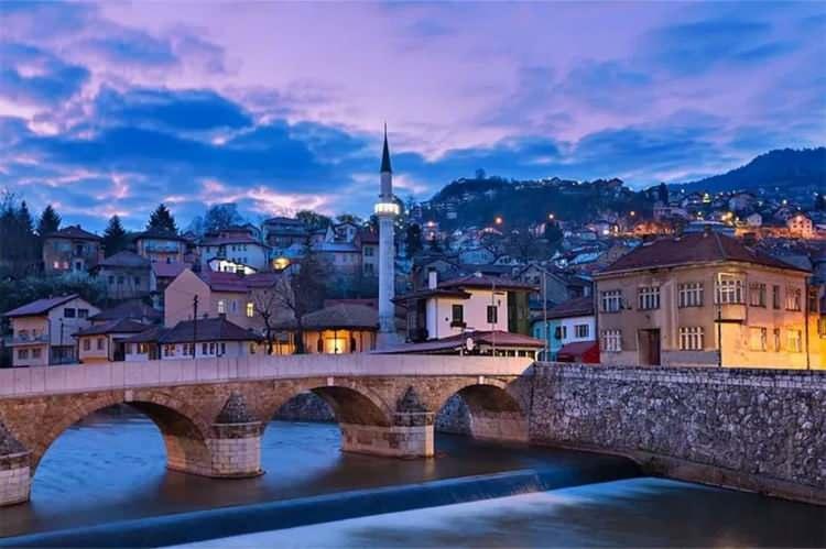 <p><span style="color:#B22222"><strong>BOSNA HERSEK | SARAY BOSNA</strong></span></p>
<p>Osmanlı'dan izler taşıyan Sarajevo sadece 20 dakikada yürüyerek gezilebilen bir şehir. Şehir meydanı ve kahve kokularının eksik olmadığı mekanlarıyla başarılı bir rota çiziyor.</p>