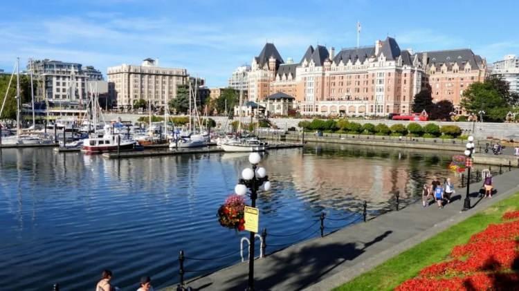 <p><span style="color:#B22222"><strong>KANADA | VICTORIA</strong></span></p>

<p>Listede Kuzey Amerika'dan da bir yer bulunuyor. Kanada'nın Vancouver Adası'ndaki Victoria şehrinde 450'den fazla yürüyüş rotası var.</p>
