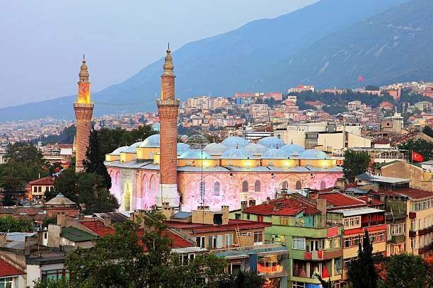 <p><span style="color:#B22222"><strong>TÜRKİYE | BURSA</strong></span></p>
<p>Türkiye'de İstanbul'dan sonra Marmara bölgesinde bulunan en büyük ikinci şehir Bursa da listede yer aldı. Araştırmayı yapan Skyscanner, Bursa'yı <strong>''Osmanlı mirası, canlı çarşıları ve doğal kaplıcalarıyla yürüyerek keşfedilmeye uygun"</strong> olarak tanımladı. Ulu Cami, Osman Gazi Türbesi ve tarihi Kapalıçarşı gibi başlıca noktalar yürüyerek bir saat içinde gezilebiliyor.</p>