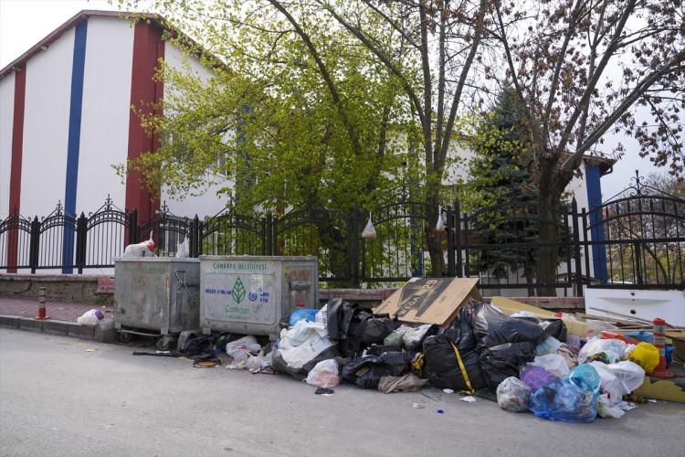<p>DİSK'e bağlı Genel İş Sendikası bünyesindeki Çankaya Belediyesi temizlik işçileri, ikramiyelerinin zamanında ödenmemesi gerekçesiyle iş yavaşlattı.</p>
<p> </p>