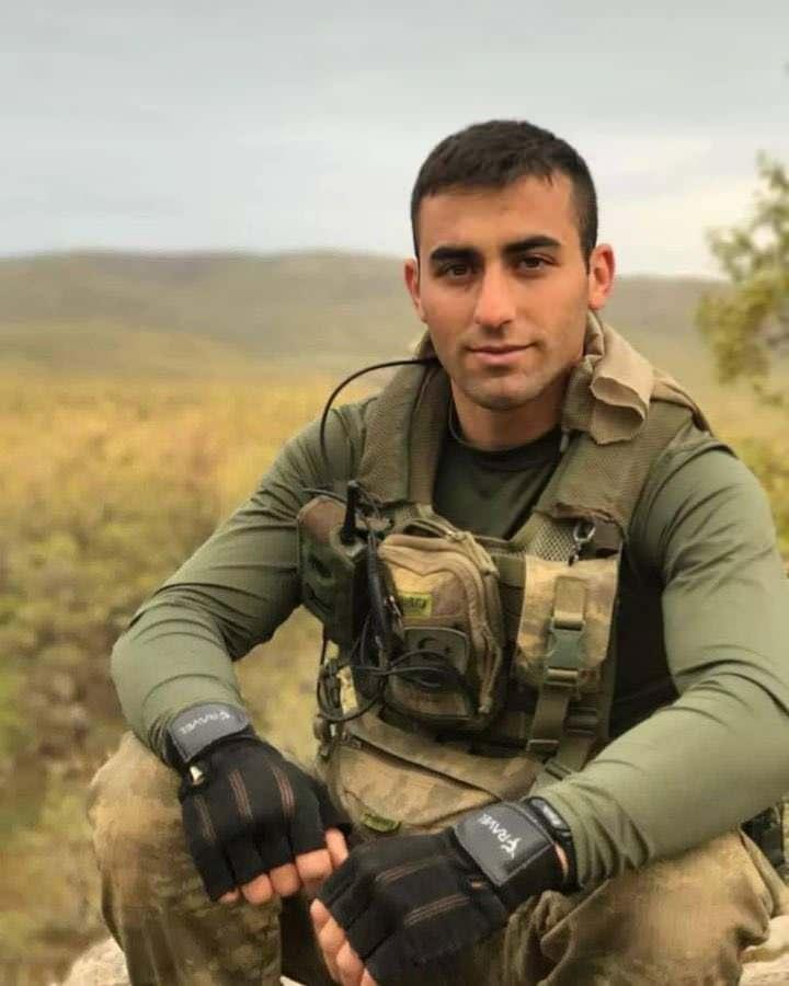 <p>Tören mangası tarafından omuzlara alınan şehidin tabutu, kentte Şehir Hastanesi'nin morguna götürüldü. </p>