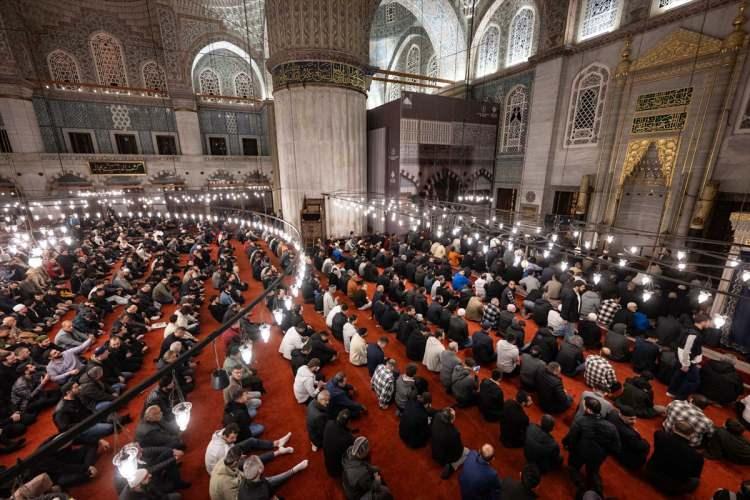 <p>"Diyanet İşleri Başkanlığı 1998 yılında bütün engellileri kapsayan bir sınav açmıştı. Ben bu sınava müracaat ettim. Bir süre sonra sınav sonuçlarının olumlu olduğunu öğrendim ve kurumumuz bünyesinde görev alma hakkı elde ettim. Bursa Osmangazi ilçesine bağlı Kayhan Camisi'nde başladım göreve. O arada Bursa Büyükşehir Belediyesi Konservatuvarında okudum. Musiki dersleri aldım. 2012'de başladı bu serüven ve şu an hala Sultanahmet Camisi'nde müezzin olarak vazife yapmaya devam ediyorum."</p>
<p> </p>