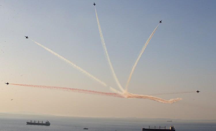 <p>Adana'daki İncirlik Üssü'nden havalanan Türk Yıldızları'nı, yaptığı gösteri uçuşu sırasında İskenderun Sahili şeridine gelen vatandaşlar ilgiyle izledi.</p>
<p> </p>