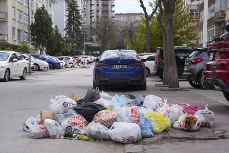 <p>Akabinde de CHP'li Maltepe Belediyesi, sokaklarda çöpleri toplamayarak vatandaşlara zorluk yaşatmıştı.</p>

<p> </p>

