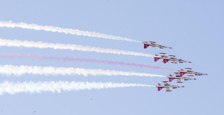 <p>Türk Hava Kuvvetlerinin akrobasi timi Türk Yıldızları, Hatay'ın İskenderun ilçesinde 23 Nisan Ulusal Egemenlik ve Çocuk Bayramı nedeniyle gösteri uçuşu yaptı.</p>
<p> </p>