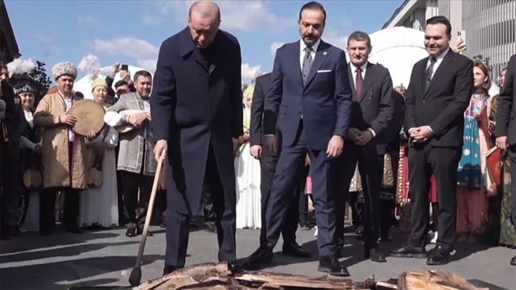 <p>Erdoğan, <em><strong>"Nevruz belli bir etnik grubun değil; Alevisi, Sünnisiyle Türk'ü ve Kürt'üyle tüm milletimizin, tüm coğrafyamızın bayramıdır." </strong></em>ifadelerini kullanmıştı.</p>