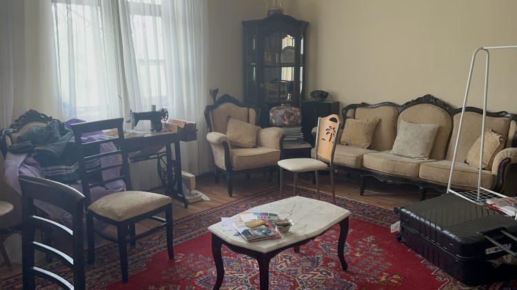 <p>Evin genelinde ise çöp yığınlarından ziyade taşınma sonrası yerleştirilmemiş eşyaların olduğu anlaşıldı.</p>