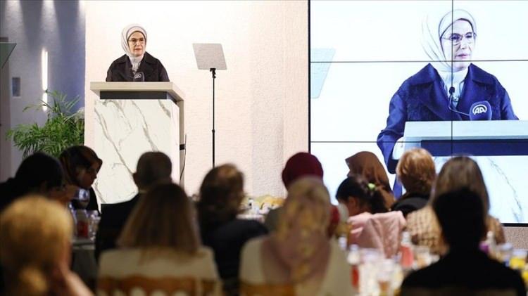 <p>ÜNLÜ İSİMLERDEN ANLAMLI BAĞIŞ</p>
<p>Hülya Koçyiğit, Wilma Elles, Leyla Alaton ve Özlem Yıldız gibi isimler de "Bu kez alışveriş iyilik için" diyerek özel eşyalarını bağışladı.</p>
<p> </p>