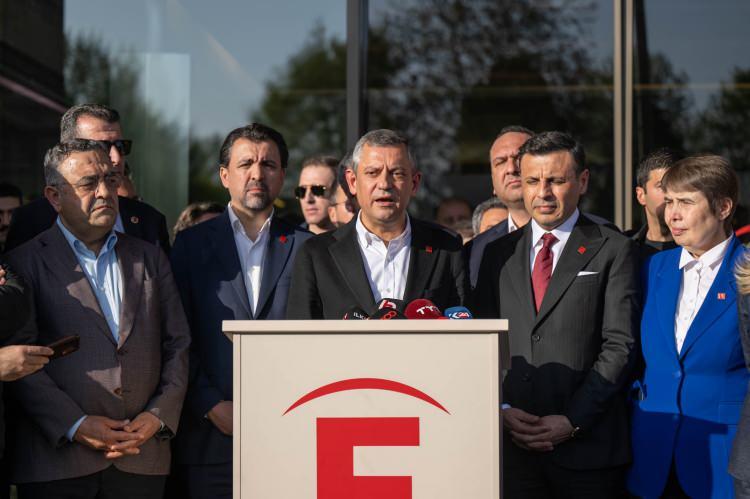 <p>Önder'in ailesine<em><strong> "geçmiş olsun"</strong></em> dileklerini ileten Özel, ziyaret sonrası gazetecilere yaptığı açıklamada, Önder ile yıllardır hem kişisel hem de kurumsal ilişkiler açısından sürekli diyalog halinde olduklarını belirtti.</p>

<p>Özel, dün akşam haber aldığı andan itibaren DEM Parti yöneticileri başta olmak üzere herkesle diyalog halinde olduklarını kaydederek, <em><strong>"Sağ olsunlar hastane yönetimi hem bizlere, hem de kamuoyuna yönelik olarak en doğru yapılabilecek bilgilendirmeleri yaptılar." </strong></em>diye konuştu.</p>
