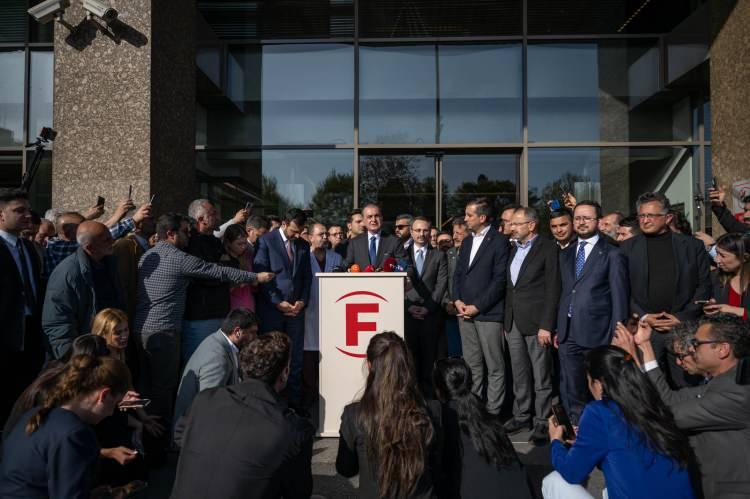 <p><span style="color:#B22222"><strong>AK PARTİ SÖZCÜSÜ ÇELİK'TEN ZİYARET</strong></span></p>

<p>AK Parti Genel Başkan Yardımcısı ve Parti Sözcüsü Ömer Çelik, TBMM Başkanvekili ve DEM Parti İstanbul Milletvekili Sırrı Süreyya Önder'in şifa bulması için dua ettiklerini söyledi.</p>

<p>Önder'in kalp rahatsızlığı nedeniyle geçirdiği ameliyatın ardından tedavisinin sürdürüldüğü Şişli'deki hastanede ailesine <strong>"geçmiş olsun" </strong>dileklerini ileten Çelik, ziyaret sonrası gazetecilere açıklama yaptı.</p>
