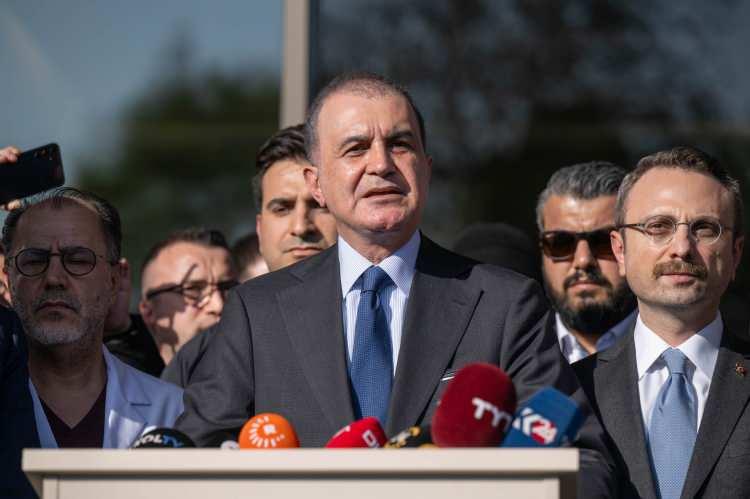 <p>Çelik, Önder'in böyle bir sağlık problemi yaşamasından dolayı üzüldüklerini belirterek, kendisine şifa dileğinde bulundu.</p>

<p>Alanında en yetkin doktorların, olay olur olmaz hastaneye intikal edip müdahalede bulunduklarını kaydeden Çelik, Önder'in uzun bir ameliyat sürecinin ardından yoğun bakımda olduğunu söyledi.</p>

<p>Çelik, doktorlardan aldığı bilgilere göre Önder'in kritik durumunun devam ettiğini aktararak, <strong>"Hem değerli ailesine ve vatandaşlarımıza hem de TBMM'ye 'geçmiş olsun' dileklerimizi iletiyoruz. Şifa bulması için hepimiz dua ediyoruz. Zaman zaman sohbetlerimizde bir araya geldiğimizde bu rahatsızlığından söz açılırdı. Biz rahatsızlığını önemsemesi gerektiğini ifade ederdik ama o her seferinde 'İyi günlere ulaşalım, güzel günlere ulaşalım. Bu Terörsüz Türkiye hedefine ulaşalım.' derdi."</strong> diye konuştu.</p>
