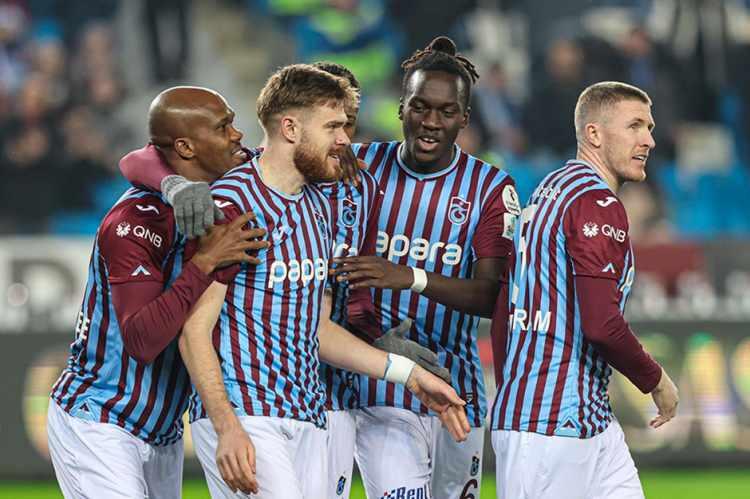 <p>Denetçilerin geçmiş raporları uyarınca gelir kalemine yazılan faizler devre dışı bırakıldığında Trabzonspor, 1,97 milyar lirayla (52,07 milyon avro)<strong> en fazla zarar eden kulüp konumunda.</strong></p>
