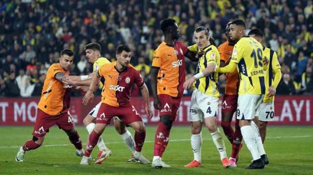 <p>Fenerbahçe'nin 1,12 milyar lira (29,72 milyon avro) zararla kapattığı dönemde, Galatasaray da 1,07 milyar liralık (28,19 milyon avro) zararı engelleyemedi.</p>
