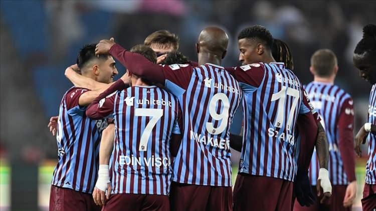 <p><strong>TRABZONSPOR</strong><br />
<br />
Gelir (Milyar TL): 2,24 (Milyar TL)<br />
<br />
Gider (Milyar TL): 4,21<br />
<br />
Zarar (Milyar TL): 1,97<br />
<br />
Zarar (Milyon Euro): 52,07 (Milyon Euro)</p>
