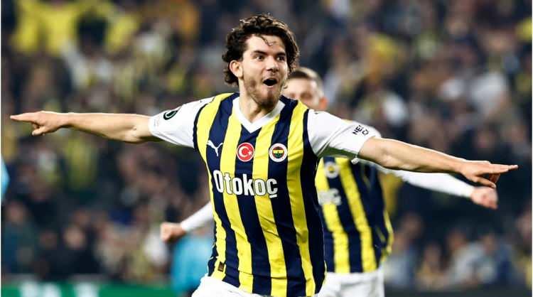 <p>Geçen sezonunun sonunda Fenerbahçe'den 30 milyon avro bonservis bedeliyle İngiltere Premier Lig ekiplerinden Brighton'a transfer olan Ferdi Kadıoğlu iyi bir başlangıç yapmasına rağmen parmak eklem kapsülü yırtığı sebebiyle istikrarını koruyamadı.</p>