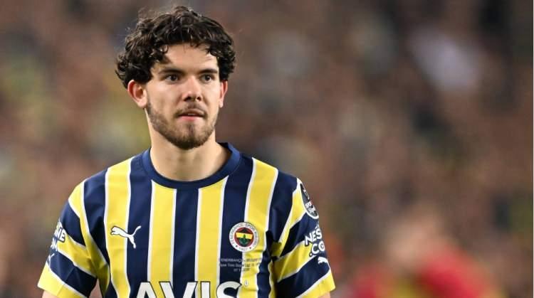 <p>Milli futbolcu, Fenerbahçe'ye rekor bonservis ücretinin yanı sıra 750 bin avro da yetiştirme bedeli geliri kazandırdı. Sarı-lacivertli kulüp bu transferle kulüp tarihinin en yüksek bedelli futbolcu satışına imza attı.</p>