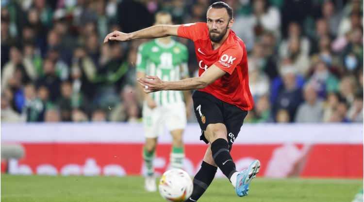 <p>Kosovalı futbolcu Vedat Muri&ccedil;, 2020-2021 sezonu başında Fenerbah&ccedil;e'den İtalya'nın Lazio ekibine 17,5 milyon avro bedelle transfer oldu.</p>
