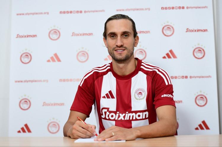 <p>Bu sezon başında bonservissiz olarak Olympiakos'a transfer olan Yusuf, &ccedil;ıktığı ilk ma&ccedil;ta ağır bir sakatlık ge&ccedil;irdi.</p>
