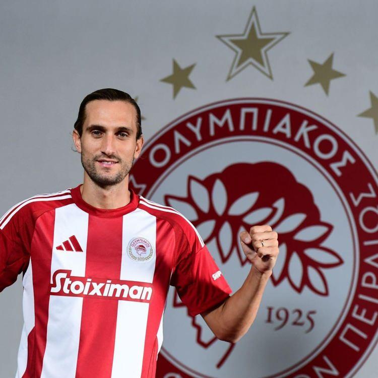 <p>&Ccedil;apraz bağlarında yırtık tespit edilen milli futbolcu, sezonu kapattı.</p>
