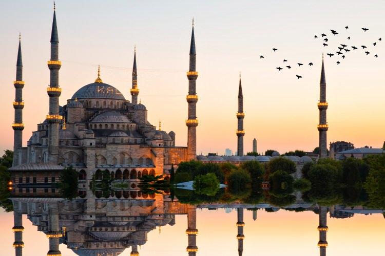 <p><span style="color:#B22222"><strong>"BENİ İLK KEZ GÖRENLER ÖNCELERİ ŞAŞKINLIK YAŞIYOR, HAYRETE KAPILIYORLARDI"</strong></span></p>
<p> </p>
<p>Altuntaş, göreve başladığı dönemde insanların çok fazla görme engelli din görevlisiyle karşılaşmadığı için önceleri yadırgandığını, hatta bazı insanların şaşırıp, kendisinin bu işi nasıl yapabildiğini sorguladığını söyledi.</p>
