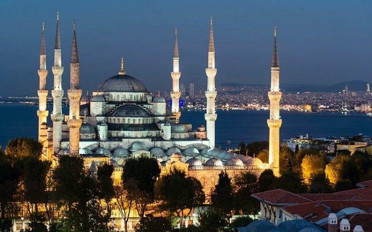 <p>Kendisini görenlerin şaşkınlık ya da hayranlıkla yaklaştıklarını, özellikle Sultanahmet Camisi'ne geldikten sonra hem yerli hem de yabancı ziyaretçilerin ilgisiyle karşılaştığına vurgu yapan Altuntaş, şöyle konuştu:</p>