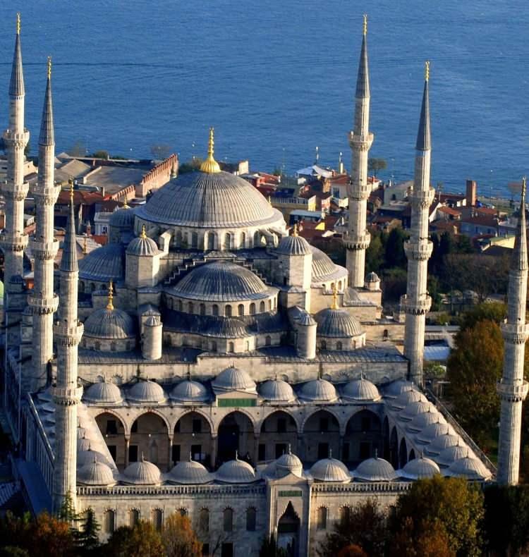 <p><em><strong>"Aslında insanlar şaşırsa da beni görünce genel olarak çok olumlu tepkiler alıyorum. Beni ilk kez görenler önceleri şaşkınlık yaşıyor, hayrete kapılıyorlardı. Eskiden bu tür tepkiler yani hayretle bakanlar daha fazlaydı. Ama artık teknolojinin gelişmesiyle böyle şeylerin yapabileceğine artık insanlar inanıyor. Hafızlık yaptığım dönemlerde de bu tür hayret ifade eden olaylarla çok karşılaştım. Merak edip soranlarla karşılaştım. Böyle nasıl yaptığımızı, nasıl yapılabildiğini, nasıl olabildiğini, yapılması için neler yapılabileceğini soranlarla da karşılaştım. Aslında bu ilgi kötü değil, insanların bizim dünyamızı anlayabilmeleri için bence çok güzel."</strong></em></p>
<p> </p>
