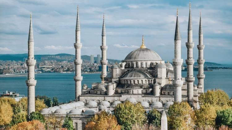 <p>Altuntaş, bu eğitimlerin bugün hem sanal ortamdan hem de kabartma yazılı Kur'an-ı Kerim'lerden alınabildiği için daha kolay ulaşılabilir hale geldiğine dikkati çekerek, <em><strong>"Görme engelliler için artık özel Kur'an kursları var Türkiye'mizde. Çok daha rahat bu işi yapabilecekleri kabartma yazılı Kur'an-ı Kerim'ler var. Şu anda Kur'an öğrenme ve din görevlisi olabilme adına engellilerimiz için imkanlar çok ilerledi. Bu alanda hocalarımız da artık azımsanmayacak kadar mevcut. Artık görme engelliler çok rahatlıkla bu alanda ihtisas yapabiliyorlar."</strong></em> ifadelerini kullandı.</p>
<p> </p>