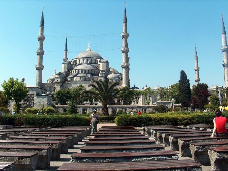 <p><span style="color:#B22222"><strong>"ENGELLİLERİMİZ CESARET EDİP, KENDİLERİNİ GELİŞTİRECEKLER, ALLAH'A İNANACAKLAR VE GÜVENECEKLER"</strong></span></p>
<p>Bugün hayata atılan kadar evlerinde kapalı olan ve hayatın dışında kalan pek çok engellinin de bulunduğunu ancak bu engellilerin de bir şekilde hem kendi ayakları üzerinde durabilmeleri hem de kendilerini keşfetmeleri gerektiğini belirten Altuntaş, hiçbir engelin, kişinin yaşamına mani olamayacağını, bağımsız yaşam becerilerini geliştirmenin önünde duramayacağını ifade etti.</p>