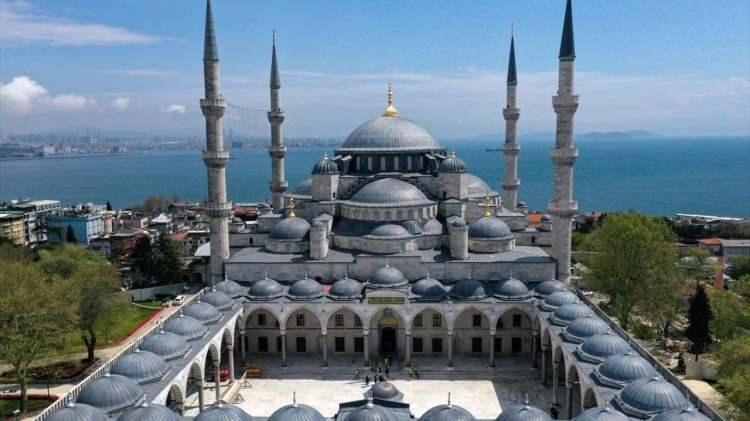 <p>Kişilerin engel sahibi olmasının, onların yaşamına engel olmaması gerektiğini, bir kişinin gözü görmese bile yaradılış itibarıyla başka bir duyusunun daha kuvvetli çalışmasına sebep olduğunu belirten Altuntaş, engelli bireylerin manevi yönlerini kuvvetlendirmesinin kişinin kendisiyle barışık bir yaşam sürdürmesinde etkili olacağına değinerek, şöyle devam etti:</p>