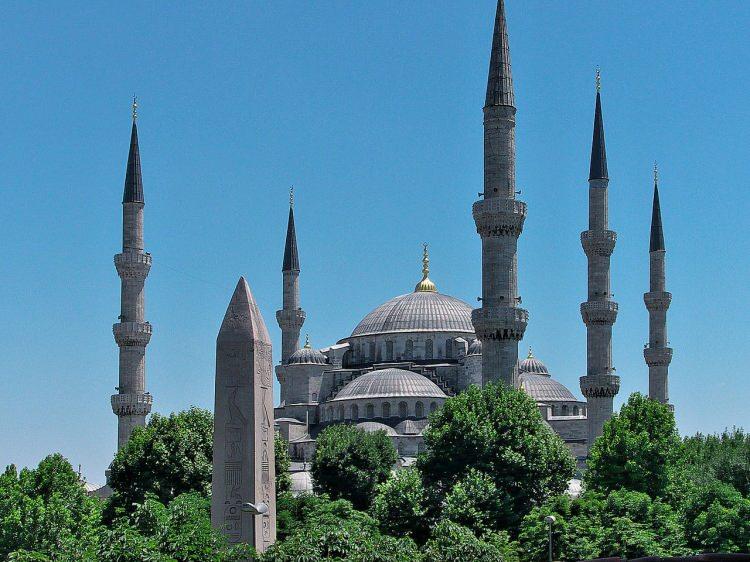 <p><em><strong>"Bir görme engelli veyahut da herhangi bir engelli olan birisi, sahip olduğu engelin bütün hayata yansıyacağı gibi bir korkuya kapılmamalı. Engeller lokaldir. Göz çalışmaz. El iyi çalışır. Kulak iyi çalışır. Ayak iyi çalışır. Burun iyi çalışır. İnsanın içgüdüsel özelliği var ya, altıncı his de diyorlar ona. O kısmı iyi çalışır. Veyahut da burnu daha iyi koku alır kulağı daha iyi duyar. Bu asla yaşama engel değildir. Burada sadece görme engelli kardeşlerimizin ve abilerimizin yapacakları iki husus var. Bir cesaret, kendilerine güvenecekler. İkincisi, Allah'a inanacaklar ve güvenecekler. Dünya bir imtihandır. Kimine başka şey verir, kiminden başka bir şeyi alır. Senden gözü almışsa bil ki, senin diğer özelliklerin, diğer insanların sahip oldukları aynı özelliklerin kat ve kat önündedir. Bunu böyle bil. Bunu sana sana veren Allah'tır. O zaman bunu sana verdiği için Allah'a şükret ve ona güven."</strong></em></p>
